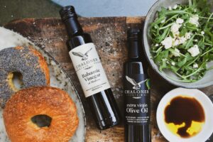 Aceto balsamico e olio usati per condire insalata e pane